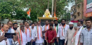 రాజీవ్ గాంధీ విగ్రహానికి పూలమాల వేసి నివాళి అర్పిస్తున్న కాంగ్రెస్ నాయకులు