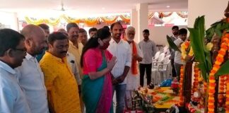 బీజేపీ సీనియర్ నాయకుడు రంజిత్ సింగ్ నూతన గృహప్రవేశం సందర్బంగా పూజలు చేస్తున్న బీజేపీ జాతీయ కార్యవర్గ సభ్యురాలు మాజీ ఎం.పీ విజయశాంతి, గచ్చిబౌలి డివిజన్ కార్పొరేటర్ గంగాధర్ రెడ్డి