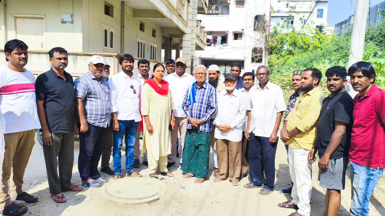 Navatha Reddy వేముకుంట బస్తీలో మాజీ కార్పొరేటర్ బొబ్బ నవత రెడ్డి పర్యటన
