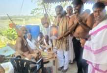 ఆలయ ఆహ్వాన పత్రికకు కార్పొరేటర్ రాగం నాగేందర్ యాదవ్ పూజలు