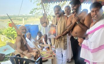 ఆలయ ఆహ్వాన పత్రికకు కార్పొరేటర్ రాగం నాగేందర్ యాదవ్ పూజలు