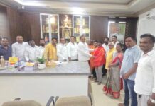 PAC చైర్మన్ ఆరెకపూడి గాంధీని కలిసిన రిక్షా పుల్లర్స్ కాలనీ నాయకులు