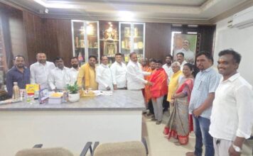 PAC చైర్మన్ ఆరెకపూడి గాంధీని కలిసిన రిక్షా పుల్లర్స్ కాలనీ నాయకులు