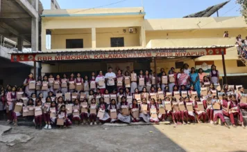 అట్టేపల్లి చారిటబుల్ ట్రస్ట్ ఆధ్వర్యంలో విద్యార్థులకు పరీక్షా సామగ్రి పంపిణీ