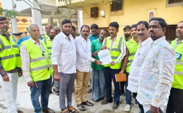 సుభాష్ నగర్ కాలనీలో పర్యటించిన విద్యుత్ అధికారులు