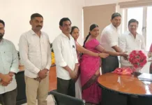 సైబరాబాద్ మున్సిపల్ కమిషనర్ను కలిసిన బీఆర్ఎస్ నాయకులు