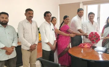 సైబరాబాద్ మున్సిపల్ కమిషనర్ను కలిసిన బీఆర్ఎస్ నాయకులు