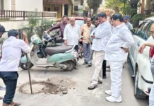 బృందావన్ కాలనీలో మాజీ కార్పొరేటర్ నార్నె శ్రీనివాస రావు పర్యటన