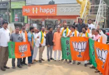 పోలీసుల నిర్బంధాలు కాషాయ ప్రభంజనాన్ని ఆపలేవు: బీజేపీ నాయకులు