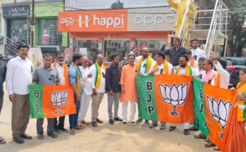 పోలీసుల నిర్బంధాలు కాషాయ ప్రభంజనాన్ని ఆపలేవు: బీజేపీ నాయకులు