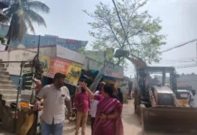 పాత ముంబై జాతీయ రహదారిలో ఫుట్ పాత్ ఆక్రమణలు తొలగింపు