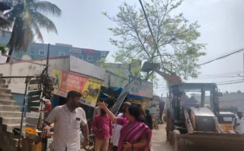 పాత ముంబై జాతీయ రహదారిలో ఫుట్ పాత్ ఆక్రమణలు తొలగింపు