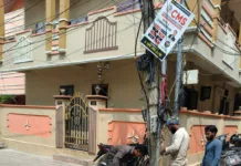 వర్షాల దెబ్బకు వంగిన స్తంభాలు.. ప్రమాదం తప్పించిన చర్యలు..