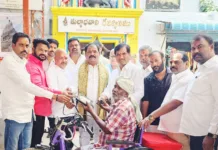 దివ్యాంగుడికి చేయూత.. చిరు కానుక అందించిన.. రాగం నాగేందర్ యాదవ్