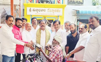 దివ్యాంగుడికి చేయూత.. చిరు కానుక అందించిన.. రాగం నాగేందర్ యాదవ్