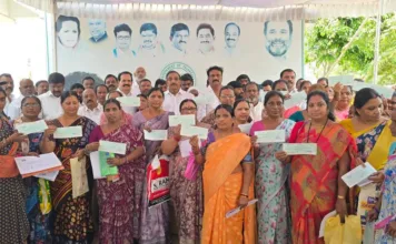 కల్యాణ లక్ష్మి, షాదీముబారక్ చెక్కుల పంపిణీ