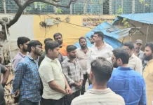 చిరు వ్యాపారులపై కనికరం చూపించండి: దుండ్ర కుమారస్వామి