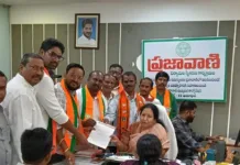 సీసీ రోడ్డు పనులు పూర్తి చేయడంలో తీవ్ర నిర్లక్ష్యం : కైతాపురం జితేందర్