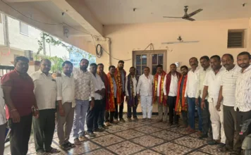 కొమిరిశెట్టి సాయిబాబాను కలిసిన మున్నూరుకాపు సంఘం కార్యవర్గ సభ్యులు