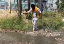 మదీనాగూడ హుడా కాలనీలో రోడ్డు గుంతలతో ప్రజలకు ఇబ్బందులు