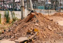 రహదారులపై మట్టి కుప్పలతో ప్రజల ఇబ్బందులు