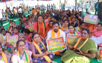 ఇందిరమ్మ ఇళ్లను తక్షణమే పంపిణీ చేయాలి: రవికుమార్ యాదవ్