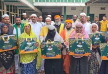 ఖానామెట్లో ముస్లింలకు దుస్తుల పంపిణీ