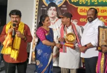 సినీ మాటల రచయిత బొమ్మిన వెంకట్కు సన్మానం