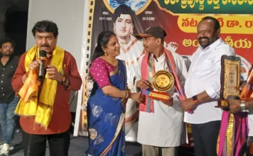 సినీ మాటల రచయిత బొమ్మిన వెంకట్కు సన్మానం