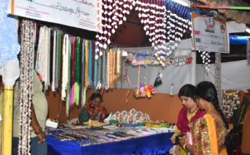 శిల్పారామంలో ఆకట్టుకుంటున్న హస్త కళా ఉత్పత్తులు