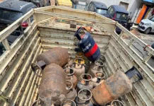 అక్రమంగా తరలిస్తున్న వాణిజ్య ఎల్పీజీ సిలిండర్ల స్వాధీనం