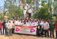 చికెన్ షాపుల నిర్వాహకుల డిమాండ్లను నెరవేర్చాలని ర్యాలీ