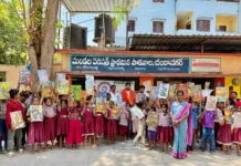 విద్యార్థులకు ఎగ్జామ్ ప్యాడ్స్ అందజేసిన ఉప్పుటూరి మధు కుమార్