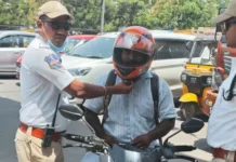 ద్విచక్ర వాహనదారులు తప్పనిసరిగా హెల్మెట్ను ధరించాలి: ట్రాఫిక్ సీఐ ప్రశాంత్