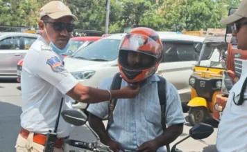 ద్విచక్ర వాహనదారులు తప్పనిసరిగా హెల్మెట్ను ధరించాలి: ట్రాఫిక్ సీఐ ప్రశాంత్