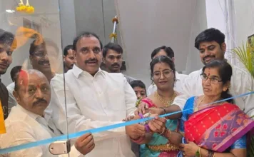 ముత్యం కలెక్షన్స్ వస్త్ర షోరూమ్ ప్రారంభం