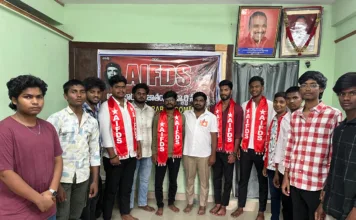 విద్యార్థులకు వెంటనే ఫీజు రీయెంబర్స్మెంట్ను విడుదల చేయాలి: పల్లె మురళి