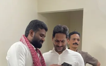 ఏపీ మాజీ సీఎం వైఎస్ జగన్ను కలిసిన చిర్రా రవీందర్ యాదవ్