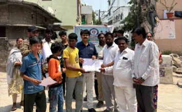 గోపీ నగర్, నెహ్రూ నగర్ బస్తీలలో బీసీ సంక్షేమ విభాగం డిప్యూటీ డైరెక్టర్ బానోత్ కేశురాం పర్యటన