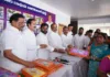 మిరియాల ప్రీతమ్ ఆధ్వర్యంలో పారిశుద్ధ్య కార్మికులకు చీరల పంపిణీ