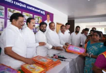మిరియాల ప్రీతమ్ ఆధ్వర్యంలో పారిశుద్ధ్య కార్మికులకు చీరల పంపిణీ