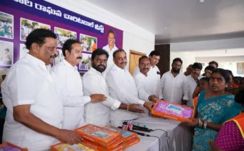 మిరియాల ప్రీతమ్ ఆధ్వర్యంలో పారిశుద్ధ్య కార్మికులకు చీరల పంపిణీ