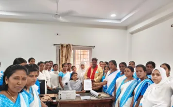 ఆశ వర్కర్ల సమస్యలను పరిష్కరించాలని వినతి