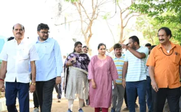 మణికొండలో కమిషనర్ సృజన క్షేత్రస్థాయి తనిఖీలు