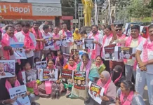 బండి భగీరథ్ ను వెంటనే అరెస్టు చేసి బాధితురాలికి న్యాయం చేయాలి: బీఆర్ఎస్ ఆందోళన