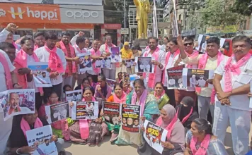 బండి భగీరథ్ ను వెంటనే అరెస్టు చేసి బాధితురాలికి న్యాయం చేయాలి: బీఆర్ఎస్ ఆందోళన