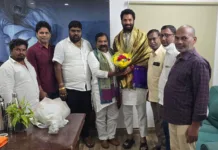 రఘునాథ్ యాదవ్ ని సన్మానించిన బేరి రామచంద్ర యాదవ్