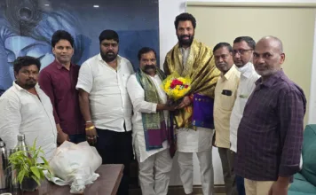 రఘునాథ్ యాదవ్ ని సన్మానించిన బేరి రామచంద్ర యాదవ్