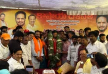 బోయిని అనూష మహేష్ యాదవ్ ఆధ్వర్యంలో ఘనంగా రవి కుమార్ యాదవ్ జన్మదిన వేడుకలు
