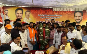 బోయిని అనూష మహేష్ యాదవ్ ఆధ్వర్యంలో ఘనంగా రవి కుమార్ యాదవ్ జన్మదిన వేడుకలు